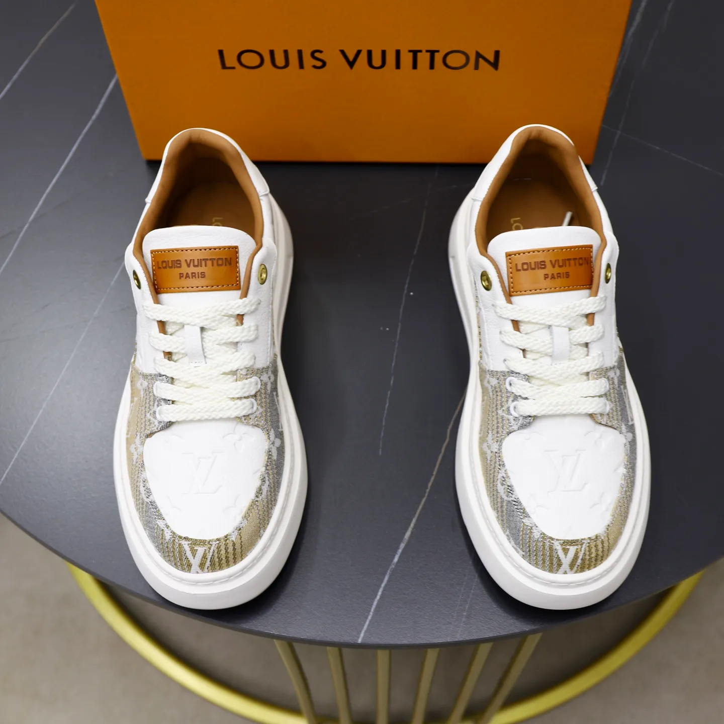 Ex-factory price: 480💰🙅‍♂️🙅‍♂️🙅‍♂️ Brand: LV Louis Vuitton Standard code: 38-44 (45 customized) Grade: Same as the official website Material: Original fabric Comfortable cowhide lining Increased lightness, wear-resistant and soft outsole Style category: Men's fashionable casual shoes Running sneakers Distinguished luxury brand elements Top luxury Color: actual picture color